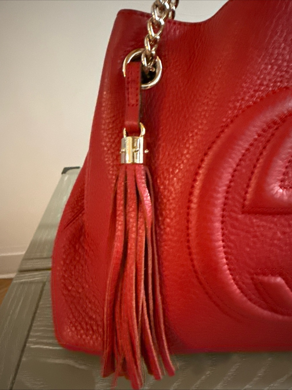 Gucci Red Pebbled Leather Shoulder Bag with Gold Chains - Picture 5 of 16